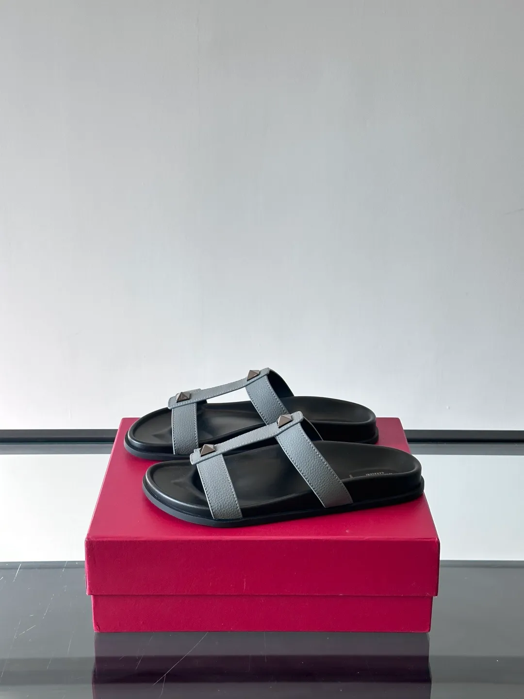 Men's shoes 💰p320 "VALENTINO" Valentino Men's 🧍‍♂️ Spring and summer new style metal rivet flat slippers, elegant sandals, the same style worn by celebrities, original molding, imported calfskin. Rubber outsole. Soft and durable, full set of counter packaging size: 39-44 (customized at 38.45.46)